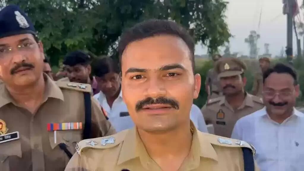 मोहर्ररम पर्व के दृष्टिगत कस्बा सम्भल में फुट पैट्रोलिंग कर तथा आमजन से संवाद कर मोहर्रम को सकुशल, शांतिपूर्ण एवं सौहार्दपूर्ण वातावरण में संपन्न कराए जाने के सम्बन्ध में #SPSambhal @Krishan_IPS की बाइट । https://t.co/ywCgBcfLXF