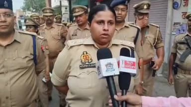 आगामी मुहर्रम त्योहार को सकुशल, शांतिपूर्ण और सौहार्दपूर्ण वातावरण में संपन्न कराने तथा सुरक्षा-व्यवस्था के दृष्टिगत नगर के मिश्रित आबादी वाले संवेदनशील क्षेत्रों में भारी संख्या में पुलिस बल के साथ हुए पैदल गश्त/फ्लैग मार्च के सम्बन्ध में #SP_Mirzapur #अपर्णा_रजत_कौशिक की बाइट- https://t.co/8So19qSDvi