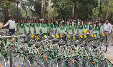 आज दिनांक 25/06/2026 दिन गुरुवार को BRC डाड़ी में उत्क्रमित उच्च विद्यालय टोंगी के 44 छात्र छात्राओं को साइकिल मिला ।