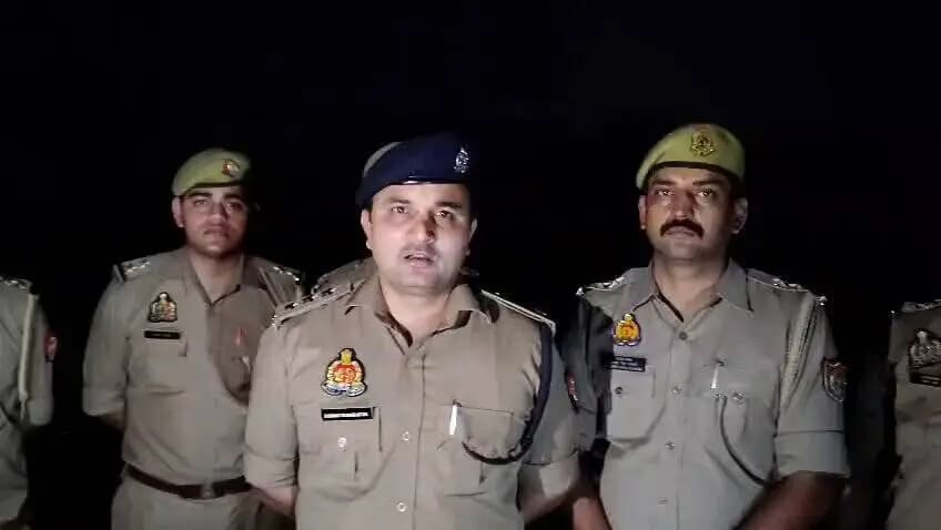 #CRACKDOWN_BULANDSHAHR
भैंस व मोटर तार चोरी करने वाले शातिर बदमाशों के साथ थाना अरनिया पुलिस व स्वाट टीम देहात की हुई मुठभेड़, जवाबी कार्यवाही में 01 बदमाश घायलावस्था में अपने 01 अन्य साथी सहित गिरफ्तार, कब्जे से अवैध तमंचा,कारतूस, मोटर का कॉपर तार, घटना में प्रयुक्त बाइक, ताला व मोटर तोडने वाले औजार बरामद।
उक्त प्रकरण में क्षेत्राधिकारी खुर्जा श्री शोभित कुमार की बाइट।
#UPPolice
#BulandshahrPolice