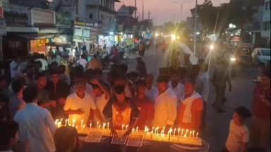 बिसवां: लखनऊ में कोचिंग सेंटर अग्निकांड के मृत छात्रों की स्मृति में बिसवां में निकाला गया कैंडिल मार्च