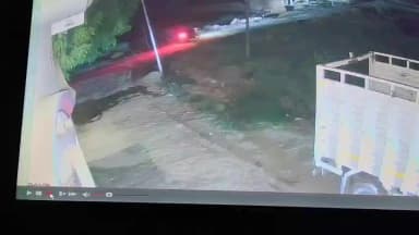 ek mahila hai jo dukaan se Saman lete jaate samay-तीन bike rah chalte mahila ke pet per jor se mara aur mahila Ne Gali