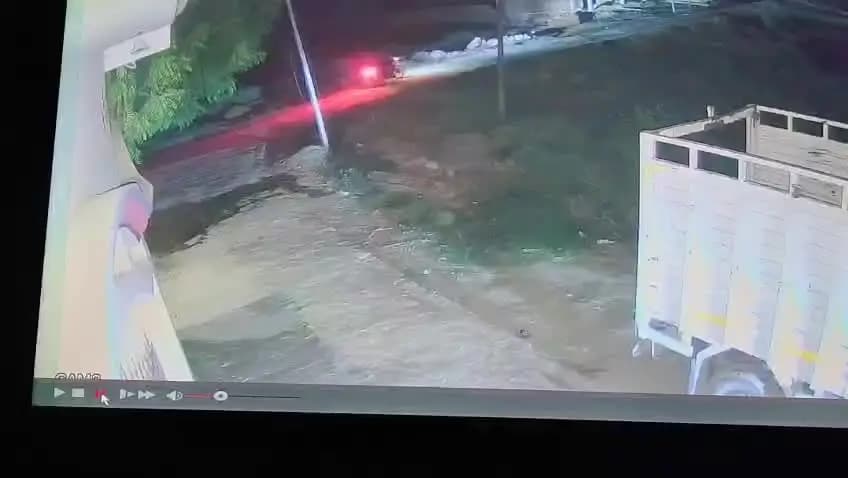 ek mahila hai jo dukaan se Saman lete jaate samay-तीन bike rah chalte mahila ke pet per jor se mara aur mahila Ne Gali