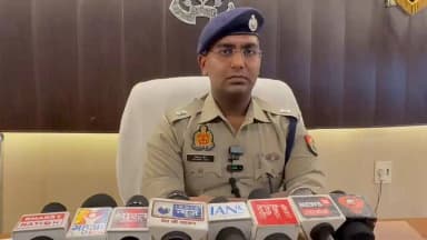 #Azamgarh: मोहर्रम त्यौाहार को सकुशल सम्पन्न कराये जाने के दृष्टिगत पुलिस द्वारा की गयी तैयारियों के सम्बन्ध में अपर पुलिस अधीक्षक ग्रामीण चिराग जैन की बाइट ।
@Uppolice
@adgzonevaranasi
@digazamgarh
@News18UP https://t.co/Bb7VVZMk8W