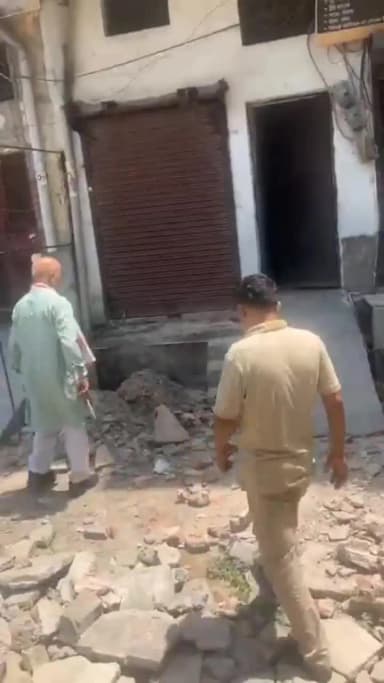 शाहदरा: दिलशाद गार्डन में सड़क की हालत देख भड़के पार्षद ने अधिकारियों को लगाई फटकार