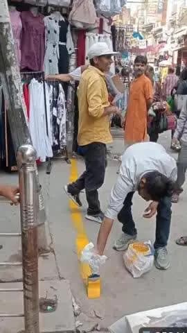 सीलमपुर: भजनपुरा इलाके के बाजारों में खींची जा रही है पीली पट्टी, सड़क पर अतिक्रमण रोकने का प्रयास