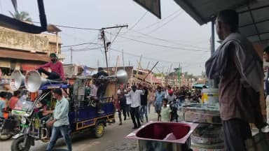 नरपतगंज प्रखंड में आज मोहर्रम का जुलूस निकल गया जिसमें सैकड़ो की संख्या में लोग मौजूद थे वहीं प्रशासन का कहो बंद व्यवस्थ