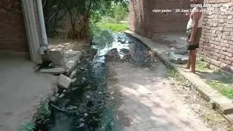 जनपद हरदोई विकासखंड सुरसा ग्राम पंचायत पहुतेरा ग्राम असमा में नाली में गन्दगी भरी सैकड़ों लोगों को हो रही परेशानी