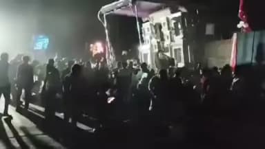 मध्य प्रदेश के रतलाम में मोहर्रम जुलूस के दौरान ताजिया हाईटेंशन बिजली लाइन से टकरा गया। करंट फैलने से तीन लोगों की मौत ह