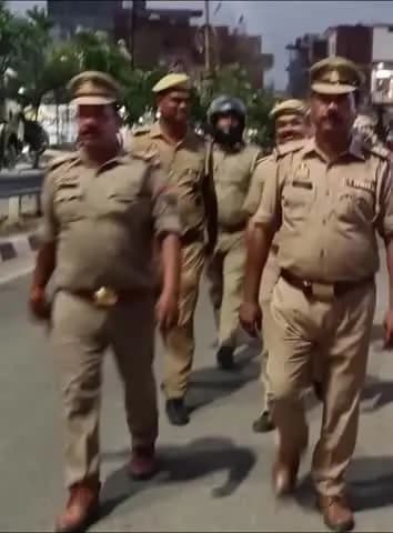 शोहरतगढ़: जनपद में शांति व्यवस्था कायम रखने के लिए जनपदीय पुलिस ने अपने-अपने क्षेत्रों में किया पैदल गश्त
