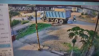 सक्ती: रेत माफिया के हौसले बुलंद: जानकारी पूछने पर पत्रकार को हाईवा से कुचलने की कोशिश, घटना CCTV में कैद