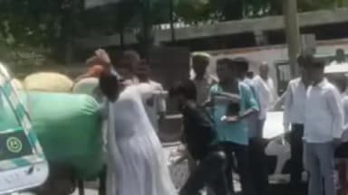 कायमगंज: फतेहगढ़ कचहरी के बाहर भूसा लदे रिक्शा ने युवती को मारी टक्कर, युवती और भाई ने चालक को चप्पलों से पीटा