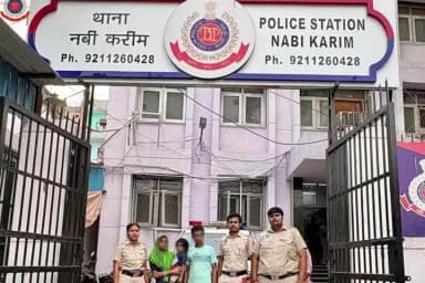 सिविल लाइन्स: मोहर्रम ताजिया जुलूस में बिछड़ी 3 वर्षीय बच्ची को दिल्ली पुलिस ने परिवार से मिलाया