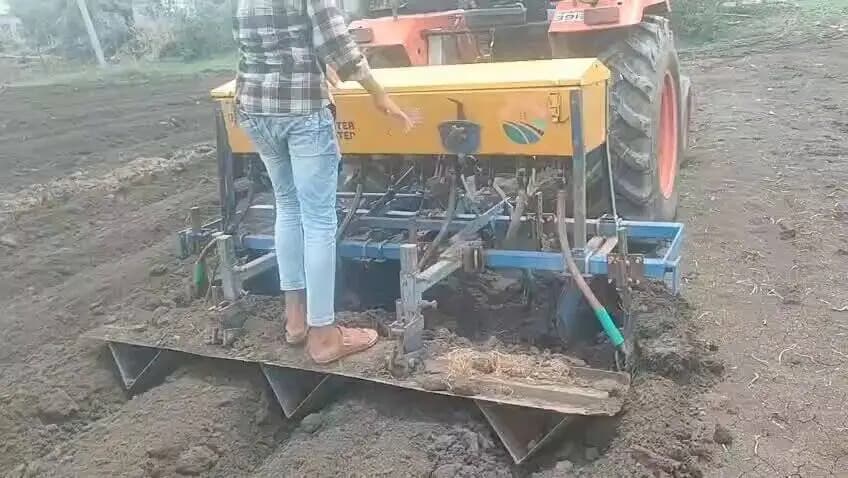 विकासखंड कालापीपल के ग्राम तिलावत मेना में कृषक श्री बाबूलाल बनसिया द्वारा रिज बेड प्लांटर से सोयाबीन की किस्म JS-2172 की बुवाई कर आधुनिक कृषि तकनीक को अपनाया जा रहा है।
@minmpkrishi
#Agriculture #Soybean #MadhyaPradesh #Shajapur #शाजापुर https://t.co/7u9KqMY2Kp