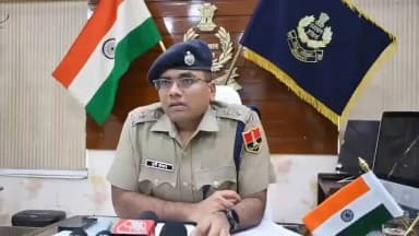🚨 श्रीगंगानगर पुलिस की बड़ी कार्रवाई 🚨
सीमा पार से ड्रोन के जरिए हो रही हेरोइन तस्करी का भंडाफोड़।
10.419 किलोग्राम हेरोइन, ₹1,61,200 नकद व तस्करी में प्रयुक्त कार जब्त।
महिला सहित 3 आरोपी गिरफ्तार।
#SayNoToDrugs #SriganganagarPolice #DrugFreeRajasthan #ActionAgainstDrugMafia https://t.co/9unjxavujO