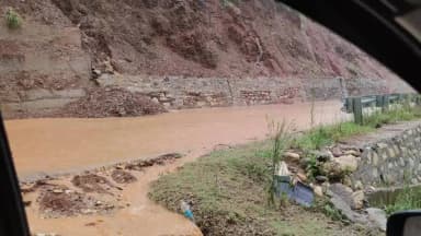 कांडा: कमस्यारघाटी की लाईफलाइन कांडा रावतसेरा बांसपटान सड़क में सड़क किनारे नाली निर्माण न होने से फैल रहा पानी और मलबा