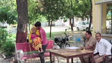 मिल्कीपुर: 95 वर्षीय दादी को गोद में लेकर थाने पहुंचे पोता