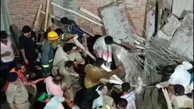 हैदरगढ़: हैदरगढ़ में बन रही बिल्डिंग की शटरिंग गिरी, 9 मजदूर मलबे में दबे, एक की मौत, 8 को रेस्क्यू में निकाला गया