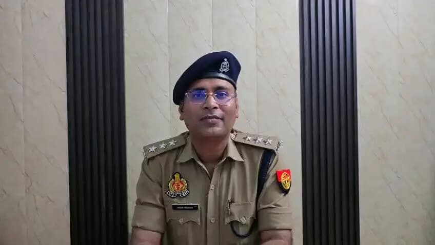 #CRACKDOWN_BULANDSHAHR
दुष्कर्म की घटना में वांछित बदमाश के साथ थाना जहांगीराबाद पुलिस की हुई मुठभेड़, जवाबी कार्यवाही में बदमाश घायलावस्था में गिरफ्तार, कब्जे से अवैध चाकू, तमंचा व कारतूस बरामद।
उक्त सम्बन्ध में क्षेत्राधिकारी अनूपशहर श्री शशांक श्रीवास्तव की बाइट।
#uppolice
#Bulandshahrpolice