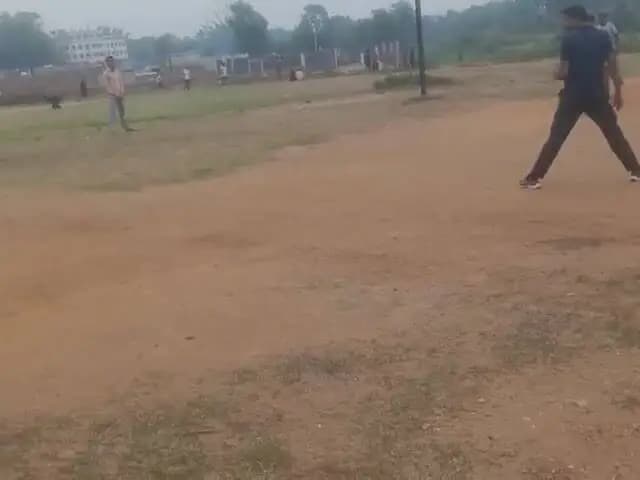 रविवार के छुट्टी पर हज़ारीबाग के विद्यार्थी ने किया क्रिकेट का किया मैच दो टीम के साथ होवा भिड़ंत मैच में होवा रोमांच