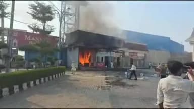 रोहतक: रोहतक दिल्ली रोड पर मन्नत हवेली के बाहर बनी दुकान में लगी आग,वीडियो आया सामने,लाखो का नुकसान।