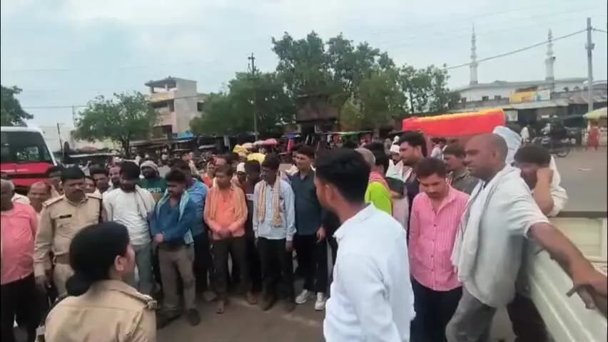 खनियाधाना पुलिस द्वारा ऑपरेशन सेफ 2.0 के तहत खनियाधाना बस स्टैंड पर जागरूकता कार्यक्रम का किया आयोजन