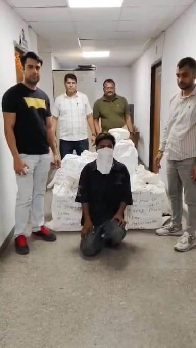 पंजाबी बाग: स्पेशल स्टाफ की टीम ने छापेमारी कर 1900 क्वार्टर अवैध शराब के साथ तस्कर को दबोचा।