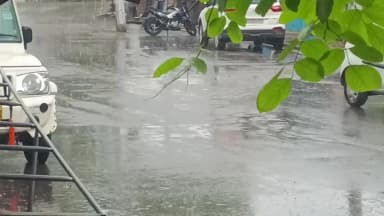 పెద్దపల్లి: పట్టణంలో ఎడతెరిపి లేకుండా భారీ వర్షం లోతట్టు ప్రాంతాలు జలమయం