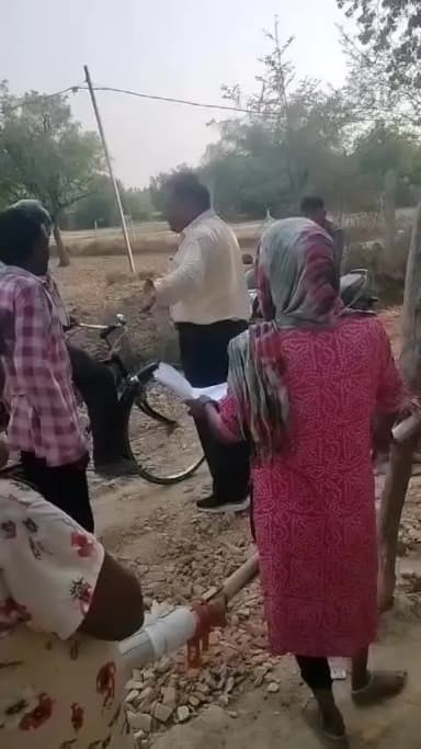करने के धमकी देकर कमलेश शुक्ला धमकी देकर गए हैं कि तुम्हें जान से मार देंगे रोड फिर भी हम बनवाएंगे पुलिस के दाम में लेडी