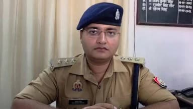 #bandapolice थाना चिल्ला में तैनात वर्ष 2019 बैच के आरक्षी की यमुना नदी में नहाते समय डूबने से असामयिक दुःखद मृत्यु हो गई जाने के सम्बन्ध में वीडियो बाइट क्षेत्राधिकारी सदर #सौरभ_सिंह ।
#UPPolice https://t.co/PtF61D28dQ