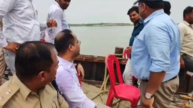 ◆◆ *जिलाधिकारी एवं पुलिस अधीक्षक (ग्रामीण) ने मकेर प्रखंड के हैज़लपुर में चल रहे कटाव निरोधक कार्य का किया निरीक्षण*
◆ *92 प्रतिशत कार्य पूर्ण, 30 जून तक शत-प्रतिशत कार्य पूर्ण करने का निर्देश*
◆ *संभावित बाढ़ की स्थिति से निपटने हेतु कटाव निरोधी सामग्री पर्याप्त मात्रा में उपलब्ध रखने के दिए निर्देश*
छपरा, 28 जून 2026
◆ संभावित बाढ़ के दृष्टिगत सारण जिले में चल रही बाढ़ सुरक्षा एवं कटाव निरोधक तैयारियों की समीक्षा के क्रम में आज जिलाधिकारी, सारण श्री वैभव श्रीवास्तव ने पुलिस अधीक्षक (ग्रामीण) के साथ मकेर प्रखंड अंतर्गत हैज़लपुर में जल संसाधन विभाग (बाढ़ नियंत्रण प्रमंडल) द्वारा कराए जा रहे कटाव निरोधक कार्यों का स्थलीय निरीक्षण किया।
◆ निरीक्षण के दौरान कार्यपालक अभियंता द्वारा बताया गया कि संदर्भित कटाव निरोधक कार्य का लगभग 92 प्रतिशत कार्य पूर्ण हो चुका है। इस पर जिलाधिकारी ने शेष कार्य को 30 जून 2026 तक हर हाल में शत-प्रतिशत पूर्ण करने का निर्देश दिया।
◆ उन्होंने यह भी निर्देशित किया कि कार्य पूर्ण होने के साथ-साथ स्थल पर पर्याप्त मात्रा में कटाव निरोधी सामग्री उपलब्ध रखी जाए, ताकि नदी के जलस्तर में वृद्धि अथवा किसी आकस्मिक परिस्थिति की स्थिति में त्वरित सुरक्षात्मक कार्रवाई सुनिश्चित की जा सके।
◆ जिलाधिकारी ने संबंधित स्थल के अतिरिक्त आसपास के संभावित संवेदनशील एवं आक्राम्य स्थलों पर भी आवश्यक मात्रा में कटाव निरोधी सामग्री पूर्व से उपलब्ध कराने का निर्देश दिया, जिससे किसी भी आपात स्थिति में तत्काल कार्रवाई की जा सके।
◆ निरीक्षण के क्रम में जिलाधिकारी एवं पुलिस अधीक्षक (ग्रामीण) ने नाव के माध्यम से नदी के अपस्ट्रीम क्षेत्र का भी निरीक्षण किया, जहां नदी की नई जलधारा तैयार करने के उद्देश्य से सिल्ट हटाने का कार्य कराया गया है। निरीक्षण के दौरान जिलाधिकारी ने निर्देश दिया कि नदी से निकाले गए सिल्ट एवं मिट्टी को तटबंध से पर्याप्त दूरी पर सुरक्षित रखा जाए, ताकि वर्षा अथवा जलस्तर बढ़ने की स्थिति में वह पुनः नदी में वापस न चला जाए।
◆ साथ ही उन्होंने पाया कि कुछ स्थानों पर अपेक्षाकृत कम क्षेत्र से सिल्ट हटाने का कार्य किया गया है। इस पर उन्होंने संबंधित अभियंताओं को निर्देश दिया कि प्राक्कलन की पुनः समीक्षा करते हुए निर्धारित क्षेत्रफल के अनुरूप सिल्ट हटाने का कार्य सुनिश्चित किया जाए, ताकि परियोजना का उद्देश्य पूर्ण रूप से प्राप्त हो सके।
◆ जिलाधिकारी ने संबंधित अधिकारियों को निर्देश दिया कि सभी बाढ़ सुरक्षा कार्यों की सतत निगरानी करते हुए निर्धारित समय-सीमा के भीतर गुणवत्तापूर्ण ढंग से कार्य पूर्ण कराएं, जिससे संभावित बाढ़ एवं कटाव से जन-धन की सुरक्षा सुनिश्चित की जा सके।
#antifloodwork
#gandakriver
#maker
#Inspection
#DM
#saran
Water Resources Department, Government of Bihar
Information & Public Relations Department, Government of Bihar