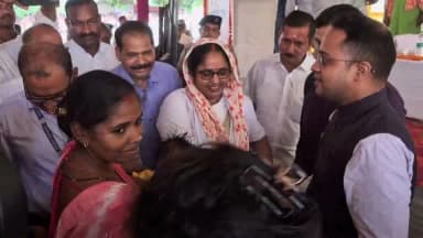 ◆◆ *सारण में पल्स पोलियो अभियान का शुभारंभ, जिलाधिकारी ने बच्चों को पोलियो की खुराक पिलाकर किया अभियान का उद्घाटन*
◆◆ *28 जून से 2 जुलाई तक चलेगा विशेष पल्स पोलियो अभियान, जिले के सभी पात्र बच्चों को पोलियो की खुराक पिलाने का लक्ष्य*
छपरा, 28 जून 2026
◆ सारण जिले में राष्ट्रीय पल्स पोलियो अभियान (NID) के तहत पाँच दिवसीय विशेष अभियान का शुभारंभ आज 28 जून 2026 को दरियापुर प्रखंड अंतर्गत प्रतापपुर पंचायत में आयोजित पंचायत विकास दिवस कार्यक्रम के दौरान किया गया।
◆ जिलाधिकारी, सारण श्री वैभव श्रीवास्तव ने एक बच्चे को पोलियो की दो बूंद पिलाकर अभियान का विधिवत शुभारंभ किया। इस अवसर पर उन्होंने कहा कि पोलियो जैसी गंभीर बीमारी से बच्चों की सुरक्षा के लिए प्रत्येक पात्र बच्चे को पोलियो की खुराक पिलाना अत्यंत आवश्यक है।
◆ उन्होंने जिलेवासियों से अपील की कि 0 से 5 वर्ष तक के सभी बच्चों को पोलियो की दवा अवश्य पिलाएं तथा अभियान को सफल बनाने में स्वास्थ्य विभाग का सहयोग करें।
◆ जिलाधिकारी ने स्वास्थ्य विभाग के पदाधिकारियों एवं कर्मियों को निर्देश दिया कि अभियान के दौरान कोई भी पात्र बच्चा पोलियो की खुराक से वंचित न रहे। उन्होंने घर-घर जाकर निर्धारित लक्ष्य के अनुरूप शत-प्रतिशत बच्चों तक पहुंच सुनिश्चित करने पर विशेष बल दिया।
◆ सिविल सर्जन ने बताया कि यह विशेष राष्ट्रीय पल्स पोलियो अभियान 28 जून से 2 जुलाई 2026 तक संचालित किया जाएगा। अभियान के तहत जिले के सभी स्वास्थ्य संस्थानों तथा घर-घर जाकर 0 से 5 वर्ष आयु वर्ग के बच्चों को पोलियो की दो बूंद दवा पिलाई जाएगी। इसके लिए स्वास्थ्य विभाग द्वारा व्यापक तैयारियां की गई हैं तथा प्रशिक्षित टीमों की प्रतिनियुक्ति की गई है।
◆ इस अवसर पर सिविल सर्जन, सारण, जिला कार्यक्रम प्रबंधक (DPM), प्रभारी चिकित्सा पदाधिकारी, दरियापुर सहित स्वास्थ्य विभाग के अन्य पदाधिकारी एवं कर्मी उपस्थित रहे। कार्यक्रम में पंचायत प्रतिनिधियों एवं स्थानीय ग्रामीणों ने भी अभियान की सफलता के लिए सहयोग का संकल्प लिया।
#PulsePolio
#abhiyan
#शुभारंभ
#DM
#saran
#Dariyapur
Bihar Health Department
Information & Public Relations Department, Government of Bihar