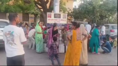 राजकीय अस्पताल में मरीजों एवं परिजनों को नमकीन दलिया वितरण किया