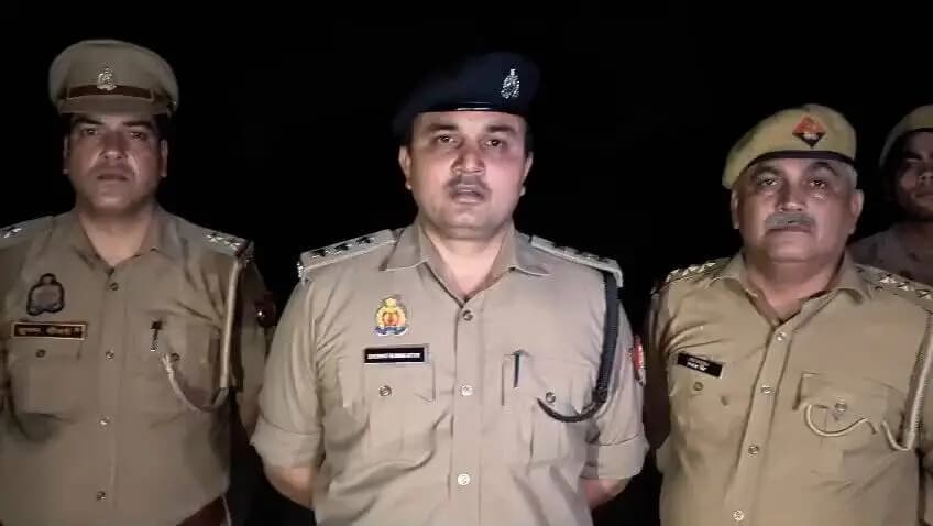 #CRACKDOWN_BULANDSHAHR
लूट की घटना में वांछित बदमाशों के साथ थाना खुर्जा नगर पुलिस की हुई मुठभेड़, जवाबी कार्यवाही में 01 बदमाश घायलावस्था में अपने 01 अन्य साथी सहित गिरफ्तार, कब्जे से अवैध असलहा, कारतूस, बुलेट बाइक व मोबाइल फोन बरामद।
उक्त सम्बन्ध में क्षेत्राधिकारी खुर्जा श्री शोभित कुमार की बाइट।
#uppolice
#Bulandshahrpolice