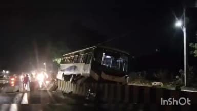 ఖిలా వరంగల్: మామునూరు వద్ద డివైడర్ ఢీకొన్న బస్సు, తప్పిన ప్రమాదం