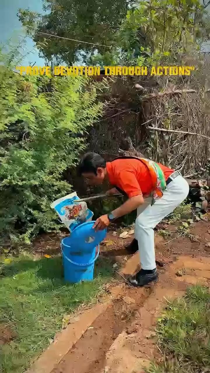 हम ईश्वर को खुश करने के लिए प्रार्थना करते हैं, लेकिन उनकी बनाई प्रकृति को अपनी गंदी आदतों से बर्बाद कर देते हैं!
#cleanindiamission #civicduty #bethechange