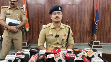 #SaharanpurPolice
#बाईट
➡️थाना फतेहपुर पुलिस द्वारा अवैध शस्त्र फैक्ट्री का भण्डाफोड़ करते हुए 01 शातिर अभियुक्त गिरफ्तार, अभियुक्त के कब्जे/निशादेही पर कुल 09 अवैध शस्त्र (निर्मित व अर्धनिर्मित) व अवैध शस्त्र बनाने के उपकरण बरामद
➡️बरामदगी का विवरणः- 01 तमंचा 315 बोर, 02 पोना बन्दूक 12 बोर, 02 कारतूस 315 बोर जिन्दा, 05 कारतूस 12 बोर जिन्दा, 06 अधबने तमंचे 315 बोर मरम्मत, 02 नाल 315 बोर, 02 नाल 12 बोर, 01 गिराइन्डर, 01 हथौडी, 03 रेती, 01 आरी लोहा काटनी, 08 ब्लेड के पत्ते, शस्त्र निर्माण से सम्बन्धित आवश्यक छोटे-बडे उपकरण बरामद।
➡️जिसके सम्बन्ध में #SPRA_SRR द्वारा दी गई #बाईट।
@Uppolice
@adgzonemeerut
@digsaharanpur