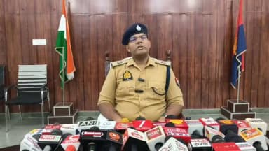 #SaharanpurPolice
#बाईट
➡️थाना कोतवाली देहात पुलिस द्वारा हत्या की घटना का सफल अनावरण करते हुये 02 बाल अपचारियों को संरक्षण में लिया गया, कब्जे/निशानदेही पर आला कत्ल डण्डा बरामद।
➡️जिसके सम्बन्ध में #SPCITY_SRR द्वारा दी गई #बाईट।
@Uppolice
@adgzonemeerut
@digsaharanpur