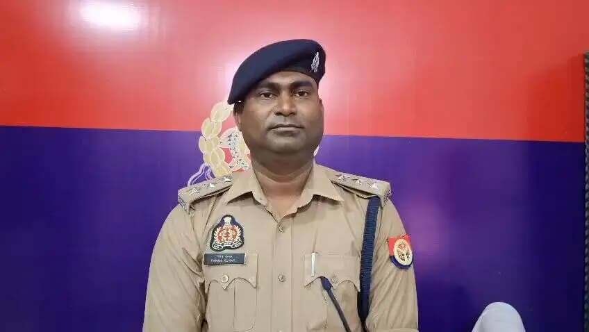 #Saharanpurpolice
#बाईट
➡️ दिनांक 26.06.2026 को थाना रामपुर मनिहारान क्षेत्रान्तर्गत दिल्ली-देहरादून राष्ट्रीय राजमार्ग पर हलगोया कट के निकट सोनीपत (हरियाणा) से हरिद्वार जा रही एक टाटा टियागो कार एवं पीछे से आ रही एक स्कॉर्पियो कार के मध्य हुई सड़क दुर्घटना के संबंध में सहारनपुर पुलिस द्वारा तत्काल मौके पर उपलब्ध प्रथम दृष्टया तथ्यों, पुलिस द्वारा की गयी कार्यवाही एवं उस समय प्राप्त सूचना के आधार पर जानकारी साझा की गई थी।
➡️ वर्तमान में उक्त दुर्घटना का वीडियो सोशल मीडिया पर प्रसारित हो रहा है, जिसमें दुर्घटना की परिस्थितियों के संबंध में कुछ अतिरिक्त तथ्य परिलक्षित हो रहे हैं। सहारनपुर पुलिस द्वारा वायरल वीडियो सहित अन्य उपलब्ध डिजिटल एवं भौतिक साक्ष्यों का संज्ञान लेकर निष्पक्ष जांच की जा रही है।
➡️ जिसके संबंध में क्षेत्राधिकारी नकुड़ के द्वारा दी गयी #बाईट।
@Uppolice
@adgzonemeerut
@digsaharanpur
@aajtak
@bstvlive
@News18UP