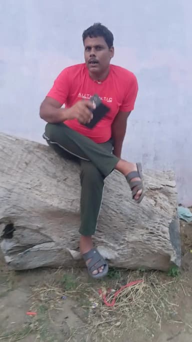yah bahut bada chor hai yah bahut bada farebi hai yah farad hai yah beiman hai isko Jahan bhi pao vahan isko maro