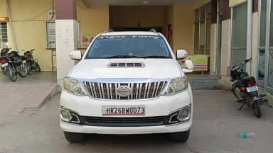 #लूणकरणसर:🚨 जर्जर सड़क बनी काल, किशनासर के पास पलटी पिकअप, एक गंभीर घायल