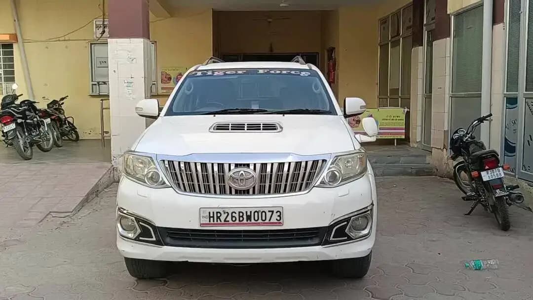 #लूणकरणसर:🚨 जर्जर सड़क बनी काल, किशनासर के पास पलटी पिकअप, एक गंभीर घायल