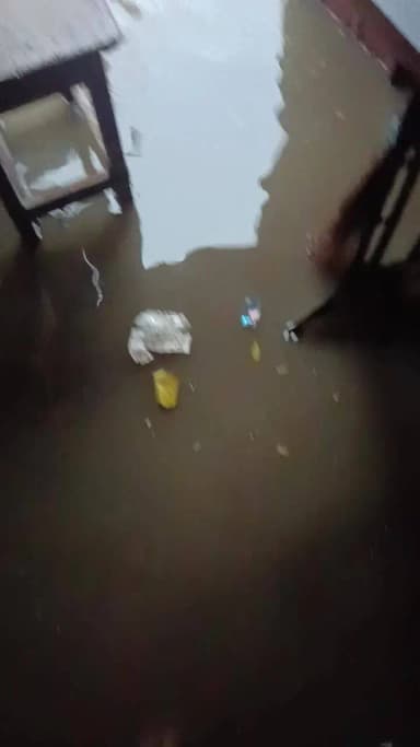 हमारा घर टूट चटा है जहां कहां से पानी टपक रहा #