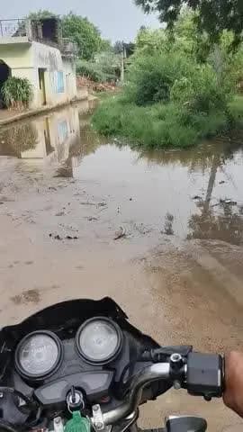 kanpur dehat ka DERAPUR, Majra PARAUKH ka DHAUKALPURWA Gao me road ka upar bhra Pani na pradhan kuch karwa raha hai #