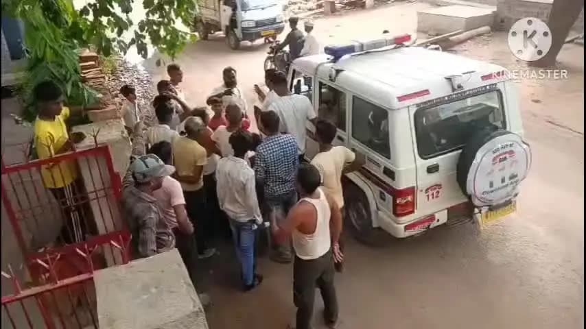 बड़ी रोड बाबू चौराहा पर चोरी हो चुकी है रात के 1:30 बजे चोर मंदिर के सारे घंटे लेकर चले गए पुलिस वालों सेअनुरोध है