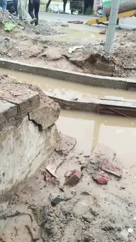 Lakhimapur Kheri Ke Mohammadi Ke Kasbe me Nale ki samasya ko lekar bahut bada hungama chal rha hai
#mohammadi
#viral