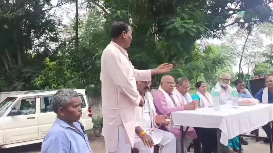 हुल क्रांति दिवस के अवसर पर मुख्य अतिथि के रूप में अरगडा क्षेत्र के GM साहब जी के द्वारा श्रद्धा सुमन अर्पित की गई...