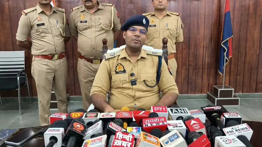 #SaharanpurPolice
#बाईट
➡️#थाना_गागलहेडी पुलिस द्वारा पशुओं को जहरीला पदार्थ देकर मारने वाले जहर खुरानी गिरोह का पर्दाफाश करते हुए गैंग के 02 शातिर अभियुक्त गिरफ्तार।
➡️अभियुक्तगण के कब्जे से घटना मे प्रयुक्त गाडी छोटा हाथी, 500 ग्राम गुड, 500 ग्राम आटा, 02 पैकेट सल्फॉस (जहर) व 02 चाकू बरामद।
➡️जिसके सम्बन्ध में #SPCITY_SRR द्वारा दी गई #बाईट।
@Uppolice
@adgzonemeerut
@digsaharanpur