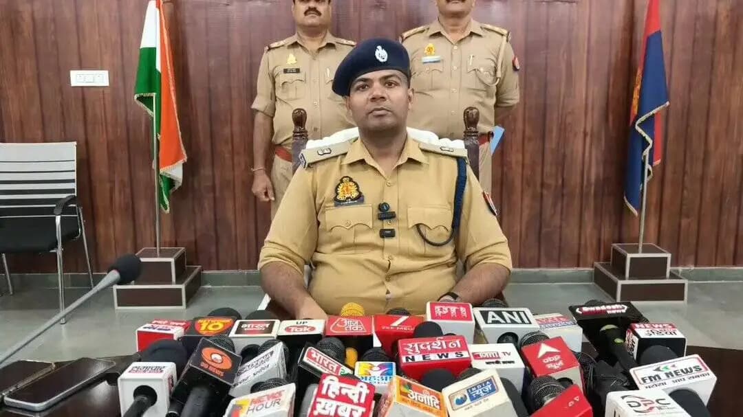 #SaharanpurPolice
#बाईट
➡️#थाना_कोतवाली_नगर पुलिस द्वारा एटीएम कार्ड बदलकर धोखाधड़ी करने वाला 01 शातिर जालसाज अभियुक्त गिरफ्तार, कब्जे से 07 अदद एटीएम कार्ड (अलग-अलग बैंको के), कुल 209.03 ग्राम अवैध चरस व 01 अदद मोटर साईकिल बरामद
➡️जिसके सम्बन्ध में #SPCITY_SRR द्वारा दी गई #बाईट।
@Uppolice
@adgzonemeerut
@digsaharanpur