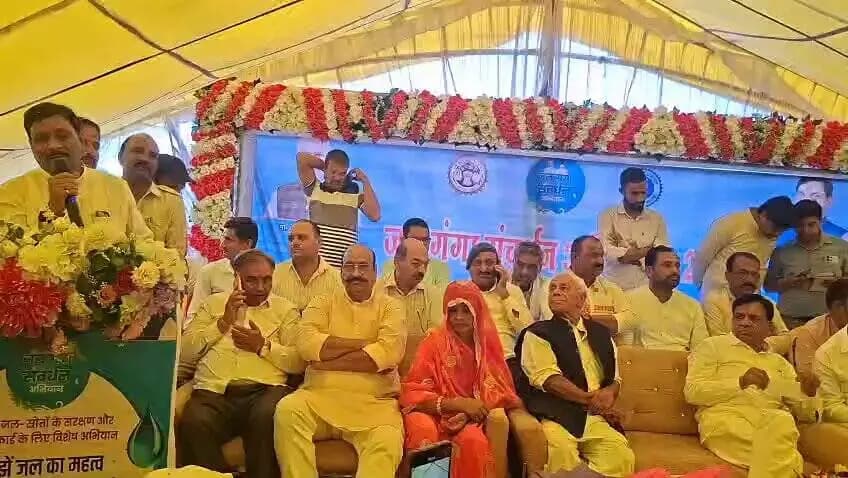 जिले में #जल_गंगा_संवर्धन_अभियान के तहत पानी की एक-एक बूंद को सहेजने और जल स्रोतों के संरक्षण का ऐतिहासिक कार्य किया गया है:-सोनकच्छ विधायक डॉ. राजेश सोनकर
@JansamparkMP @minmpwrd @minprdd @minphemp @NREGA_MP @CMMadhyaPradesh @DrMohanYadav51 @riturajias @narendramodi
#देवास https://t.co/nfGHVJpE4R